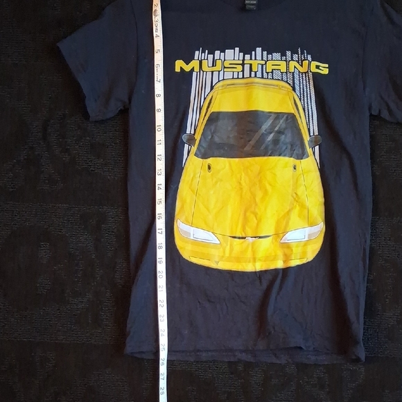 Gildan Black T‑Shirt with Yellow Mustang Car Graphic - Picture 6 of 7